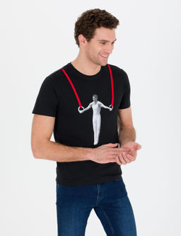 Черная футболка узкого кроя с круглым вырезом