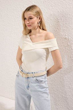 Trendyolmilla Kahverengi Asimetrik Yaka Fitted/Vucuda Oturan Orme Bluz TWOSS25BZ00381  фото 9