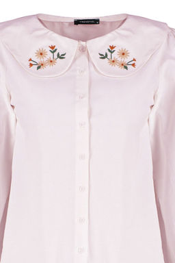 TRENDYOLMILLA Ekru Yakas? Nak?s Detayl? Pamuk Regular Normal Kal?p Dokuma Gomlek TWOSS23GO00009 фото 7