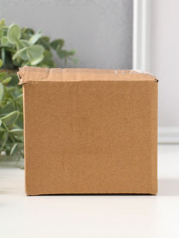 Сувенир полистоун "Белый утёнок в жилетке, с игрушкой-зайчиком" 9 см