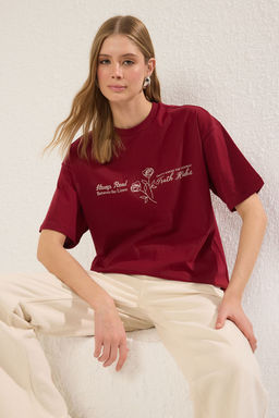 TRENDYOLMILLA Bordo %100 Pamuk Oversize/Genis Kal?p On Arka bask?l? Orme T-Shirt TWOSS25TS00150  фото 2
