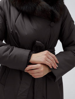 Пальто зимнее женское с мехом песец люкс класса темно-коричневого цвета 5071TK - Mtforce фото 11