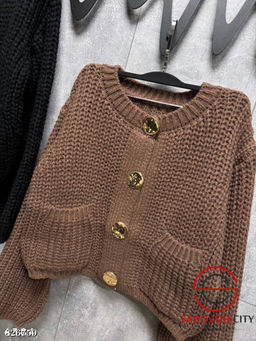 Кардиган с крупными пуговицами