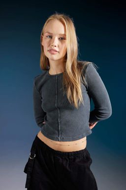 Крутая приталенная футболка в рубчик с длинными рукавами