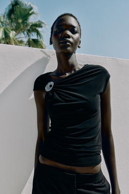 TOP DRAPEADO FORNITURA / Negro