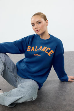 TRENDYOLMILLA Lacivert Slogan Bask?l? Oversize/Genis Kal?p Orme Sweatshirt TWOAW25SW00033