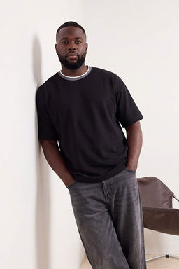 B_y_k Beden Siyah Oversize/Geni_ Kesim Triko Bantl_ Dokulu Pike T-Shirt TMNSS25BF00021