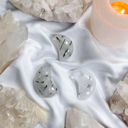 Месяц из Кварца с включением Турмалина