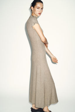 VESTIDO MAXI CUELLO ALTO / Crudo
