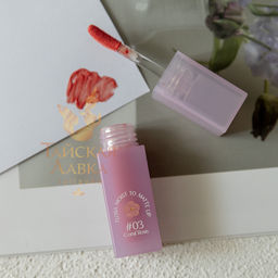 Помада 2 в 1 с Матовой и Глянцевой Текстурами Flora Moist to Matte Lip Коралловая Роза №03 
BABY BRIGHT 
3 гр