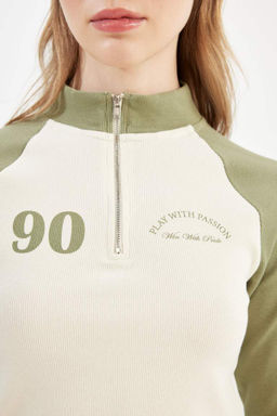 Женская крутая приталенная футболка в рубчик с половиной молнии с воротником-стойкой и цветным принтом, футболка с длинными рукавами - Defacto фото 5