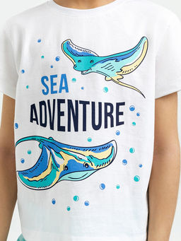 Комплект для мальчиков (белая футболка, бирюзовые шорты), с принтом скатов и текстом - Mark formelle фото 4