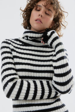 Jersey de cuello alto en punto acanalado de lana