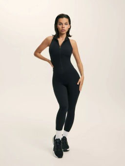 Моделирующий комбинезон с фигурным вырезом на спине