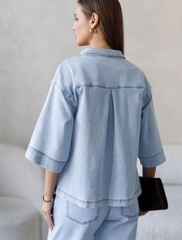 Укороченная рубашка с карманом из облегченного денима