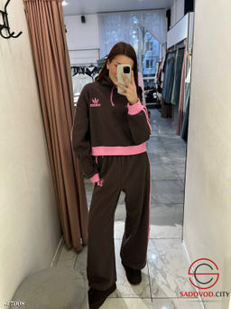 Спортивный женский костюм