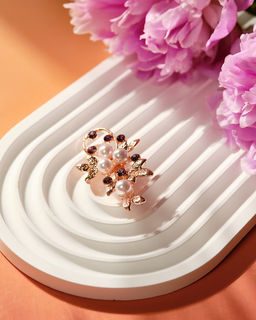 Брошь Жемчужная ветвь с росой, цвет бело-фиолетовый в розовом золоте