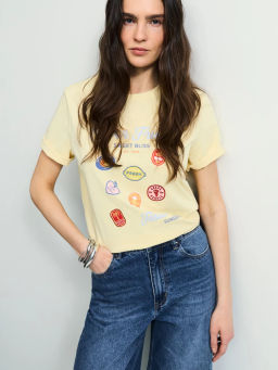 Оверсайз футболка с принтом и вышивкой / Zarina