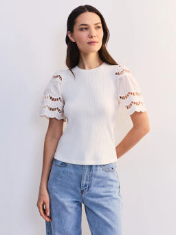 Приталенная футболка с шитьем на рукавах ZR2605023419-2 / Zarina