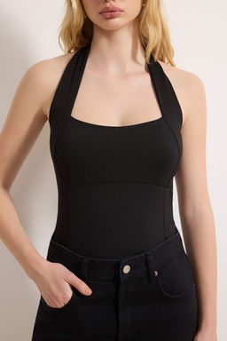 Siyah Vucuda Oturan Boyundan Baglamal? Kolsuz Esnek Orme Body TWOSS26BD00008