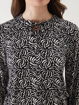 Ba?lamal? Yaka Desenli Kad?n Bluz