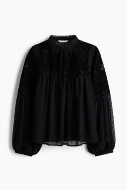Blusa transparente con detalle de encaje