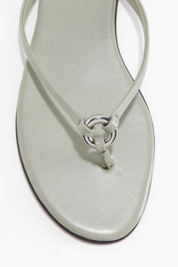 Chancletas con anilla decorativa