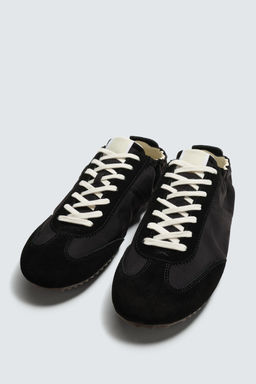 ZAPATILLA ESTILO RETRO / Negro