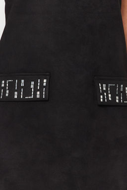 TRENDYOLMILLA Siyah Bisiklet Yaka Tas Detayl? Shift/Duz Mini Suet Orme Elbise TWOAW24EL00523