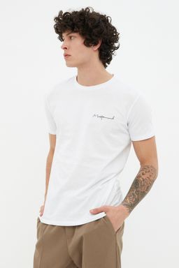TRENDYOL MAN Siyah Slim/Dar Kesim Kucuk Yaz? Bask?l? %100 Pamuklu K?sa Kol T-Shirt TMNSS20TS0083