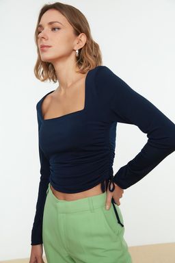 Lacivert Kare Yaka Buzgu Detayl? Fitted/Vucuda Oturan Crop Esnek Orme Bluz TWOAW22BZ0263