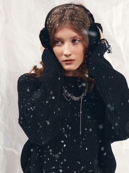 Джемпер женский черный с рваными деталями