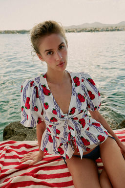 CAMISA ESTAMPADA LAZOS / Azul / Blanco
