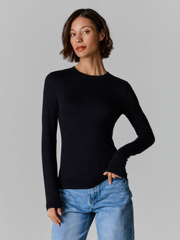 Джемпер женский черный прилегающего кроя