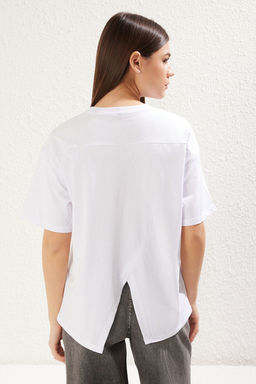 Beyaz %100 Suprem Oversize/Genis Kesim Asimetrik S?rt Detayl? Orme T-Shirt TWOSS25TS00040