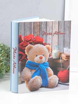 Фотоальбом на 200 фото 13х18 см "Медведь в синем шарфе и розы" в коробке 5,5х23,5х29,5 см
