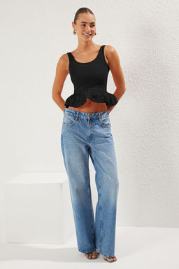 Siyah Etegi Volanl? Havuz Yaka Fitted/Vucuda Oturan Orme Bluz TWOSS25BZ00091 - Trendyolmilla фото 2