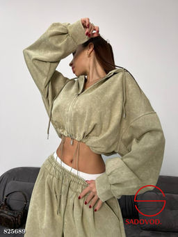 Спортивный женский костюм