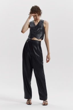 Жилет из экокожи