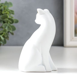 Фигурка полистоун «Белая кошка с золотыми ушками», 4×6.5×10.7 см