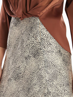 Standart Fit Desenli Saten Kad?n Etek