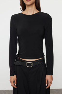 Trendyolmilla Siyah S?rt Dekolteli Fiyonk Detayl? Esnek Regular/Normal Kal?p Orme Bluz TWOAW25BZ00175