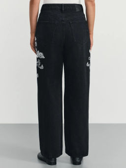 Джинсы straight с декоративной вышевкой / Zarina