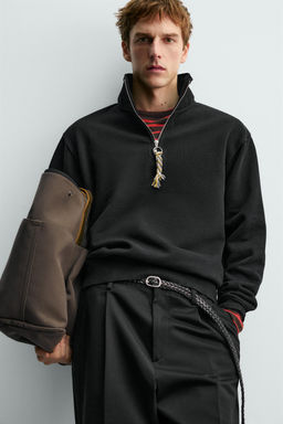 SUDADERA CUELLO CREMALLERA CINTA AARON LEVINE X ZARA / Negro  фото 7