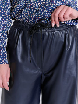 Широкие брюки из экокожи