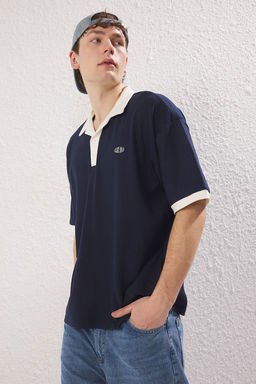 TRENDYOL MAN Lacivert Oversize/Genis Kesim Nak?s Detayl? Polo Yaka T-shirt TMNSS25PO00013