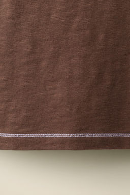 CAMISETA PESPUNTES CREATED BY CARAMEL LONDON X ZARA / Marr?n