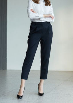 Укороченные брюки чуть зауженного книзу. Высокая посадка