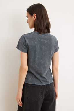 Gri Bask?l? Fitted Bisiklet Yaka K?sa Eskitme/Soluk Efektli %100 Pamuk Orme T-Shirt TWOSS26TS00194 - Trendyolmilla фото 4