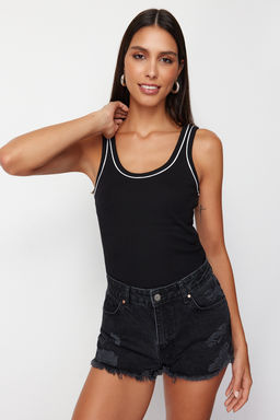 TRENDYOLMILLA Siyah Kontrast Biye Detayl? Havuz Yaka Vuuda Oturan Fitilli Esnek Orme Atlet TWOSS24AL00044 фото 3